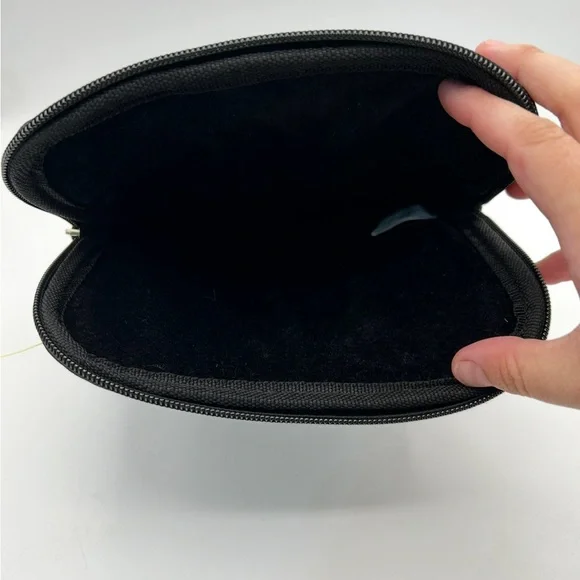 Warner Bros. Hogwarts Alumni Tablet Sleeve - Black and Gold with Hogwarts crest - Picture 3 of 5